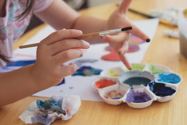Kid Segurando Pincel Pintura Pintura Infantil Pré Escolar — Fotografia de Stock