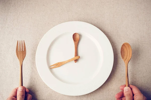 Weißer Teller Mit Löffel Und Gabel Intermittierendes Fastenkonzept Ketogene Ernährung — Stockfoto