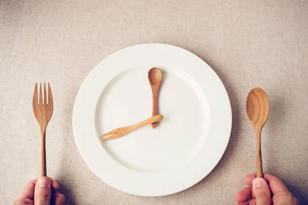 Plato Blanco Con Cuchara Tenedor Concepto Ayuno Intermitente Dieta Cetogénica — Foto de Stock