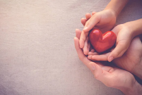 Volwassene Kind Handen Holiding Rood Hart Gezondheidszorg Liefde Familie Concept — Stockfoto