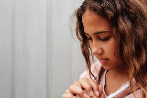 Menina Adolescente Multicultural Adolescente Jovem Orando Com Olhos Fechados Conceito — Fotografia de Stock