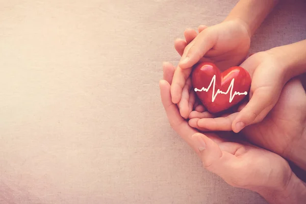 Mãos Adultos Crianças Segurando Coração Vermelho Com Cardiograma Amor Cuidados — Fotografia de Stock