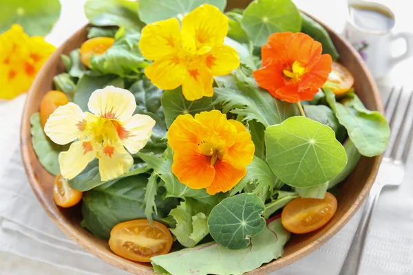 Ensalada Verde Fresca Con Flores Comestibles Capuchina Plato Servir Madera —  Fotos de Stock