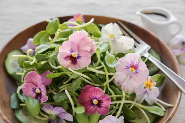 Ayçiçeği Filizlenir Salatalık Yenilebilir Çiçekler Salata Üzerinde Ahşap Kase — Stok fotoğraf