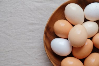 Ahşap kase organik ücretsiz aralığı yumurtalar. Ketogenic Diyet.