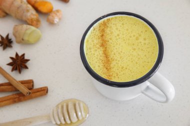 Zerdeçal latte, altın süt, zerdeçal süt yapılan zerdeçal, badem vizon, tarçın, zencefil ve tatlım, sağlıklı hipster içecek