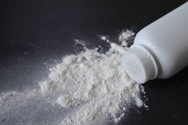 Siyah arka plan üzerine Talk pudrası
