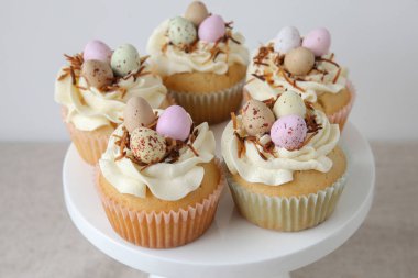 Cupcakes rustik zemin üzerine ev yapımı Paskalya yortusu yumurta