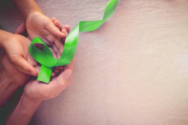 Kireç Greenribbon, ruh sağlığı bilinci ve lenfoma farkındalık holding yetişkin ve çocuk eller