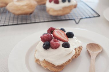 Meyveler, şeker ücretsiz, sağlıklı besin maddeleri ketogenic diyet ile ev yapımı Keto Pavlovas kek.