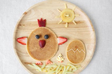 Paskalya yumurtası, horoz ve gözleme kahvaltı, çocuklar için eğlenceli Gıda Sanat piliç