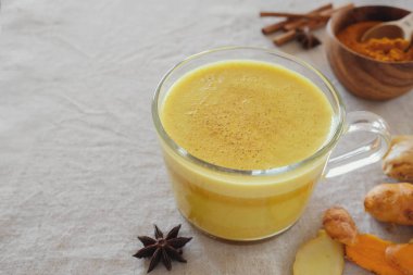 Zerdeçal latte, altın süt, zerdeçal süt, sağlıklı hipster içecek