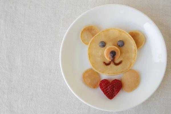 Medvěd Drží Láska Srdce Palačinková Snídaně Zábava Valentines Potravin Umění — Stock fotografie