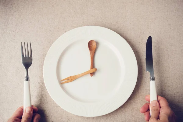 Plato Blanco Con Cuchillo Tenedor Concepto Ayuno Intermitente Dieta Cetogénica —  Fotos de Stock