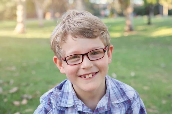 Glücklicher Kleiner Junge Mit Brille Auf Gras Liegend — Stockfoto