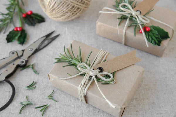 Eko zanaat Noel hediye kutuları rustik arka plan üzerinde 