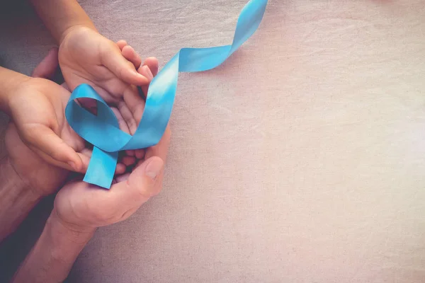 Mãos Humanas Segurando Fita Azul Brilhante Dia Mundial Cancro — Fotografia de Stock