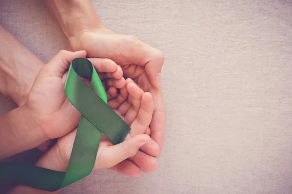 Mãos Humanas Segurando Fita Verde Dia Mundial Cancro — Fotografia de Stock