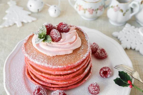 Desayuno Tortitas Terciopelo Rojo Con Decoración Navideña —  Fotos de Stock