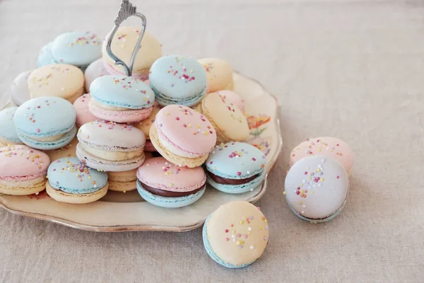 Macaroons Pastel Coloridos Caseiros Placa Bege — Fotografia de Stock