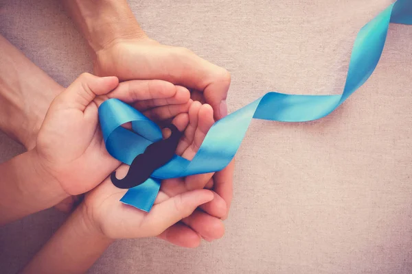 Mani Umane Che Tengono Nastro Blu Giornata Mondiale Del Cancro — Foto Stock