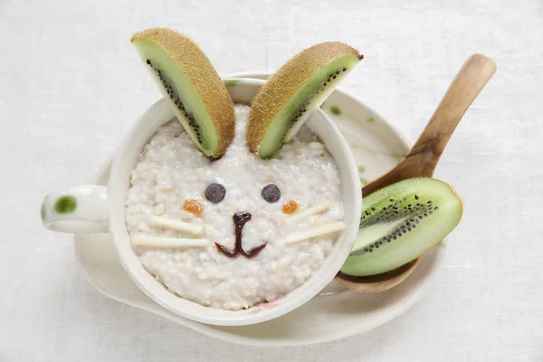 Bunny Śniadanie Owsianka Sztuka Jedzenie Dla Dzieci — Zdjęcie stockowe