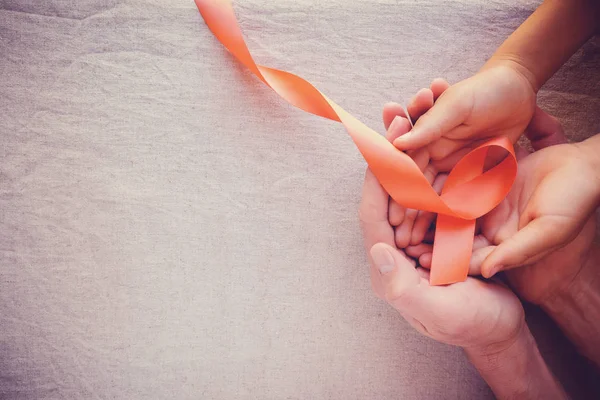 Manos Humanas Sosteniendo Cinta Naranja Día Mundial Del Cáncer —  Fotos de Stock