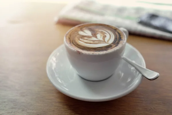 Kuppi Cappuccino Kahvia Taiteen Sanomalehti — kuvapankkivalokuva