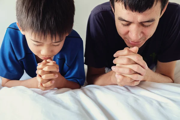 Genitore Figlio Che Pregano Sul Letto — Foto Stock