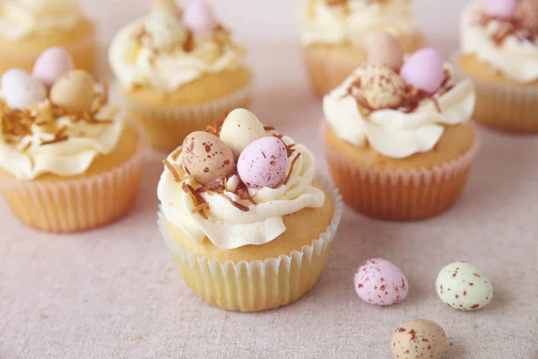 Cupcakes rustik zemin üzerine ev yapımı Paskalya yortusu yumurta