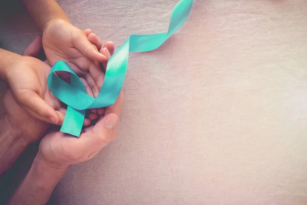 Mãos Humanas Segurando Teal Ribbon Dia Mundial Cancro — Fotografia de Stock