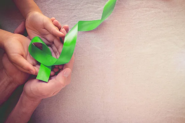 Mãos Adulto Criança Segurando Lime Greenribbon Consciência Saúde Mental Consciência — Fotografia de Stock