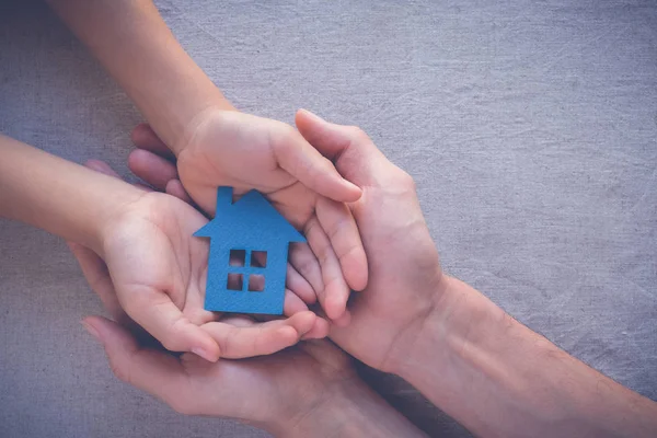 紙の家 ホームレスの避難所および不動産の概念を保持している大人と子供の手 — ストック写真