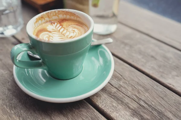Cangkir Kopi Latte Art Atas Meja Kayu — Stok Foto