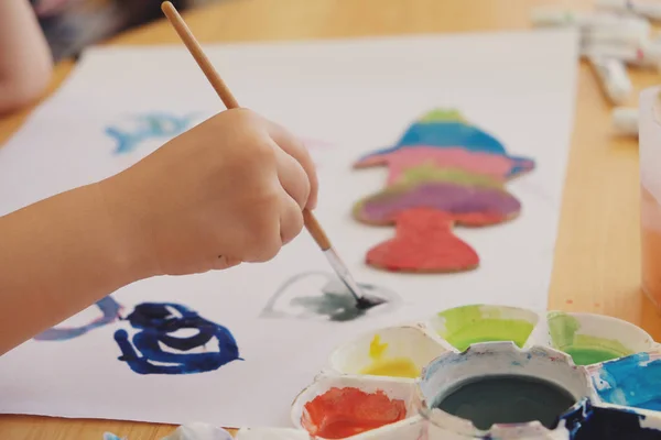 Pintura Infantil Sobre Papel Blanco Con Pincel — Foto de Stock