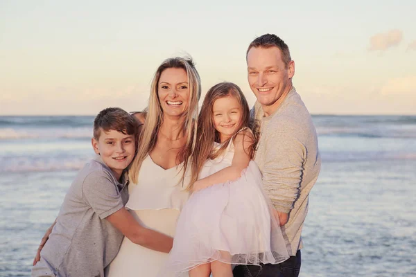 Happy Family Quatre Portraits Sur Plage Tonifiant — Photo