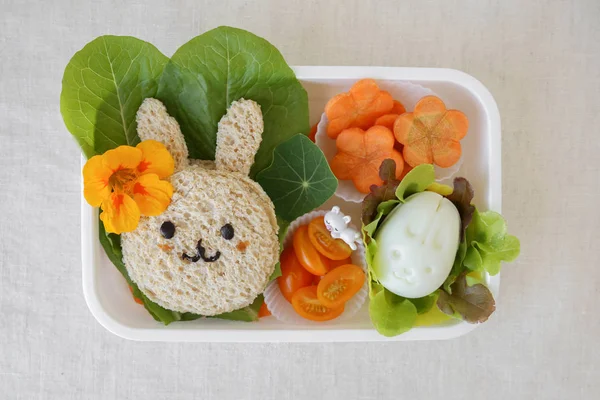 イースターのウサギのヘルシーなランチ ボックス 子供たちの食の芸術を楽しみ — ストック写真