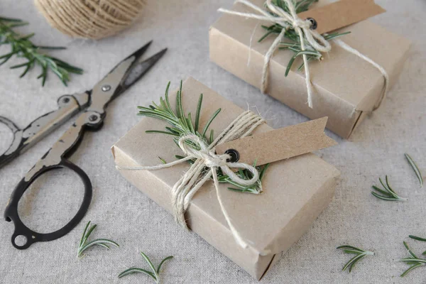 Eko zanaat Noel hediye kutuları rustik arka plan üzerinde 