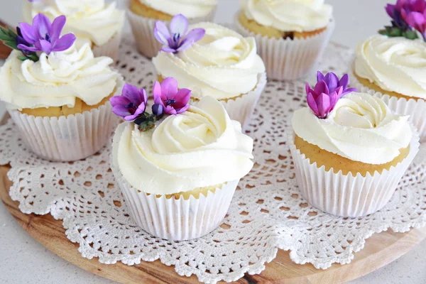 Cukormáz Vanília Cupcakes Lila Ehető Virágok — Stock Fotó