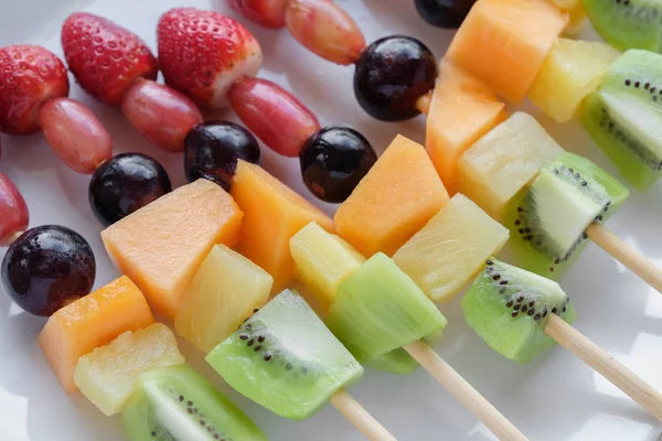 Brochetas Frutas Arcoíris Frescas Plato Blanco — Foto de Stock