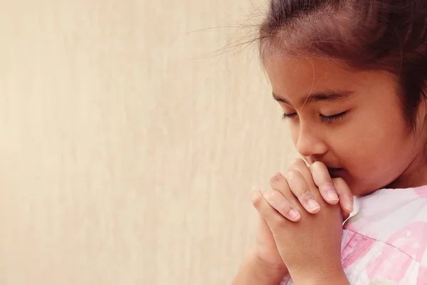 Multiculturel Hispanique Fille Enfant Prier Avec Les Yeux Fermés Christianisme — Photo