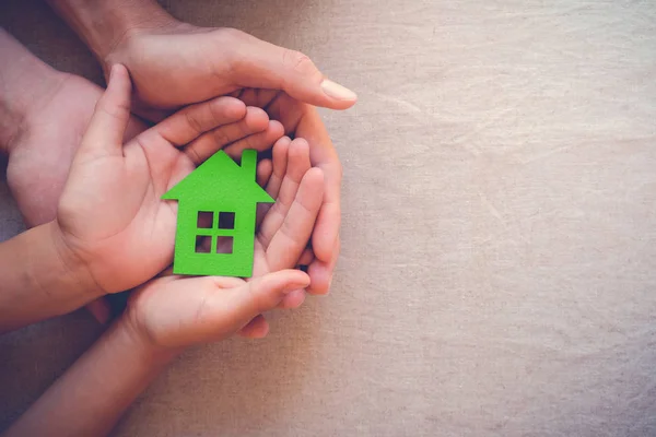 Volwassene Kind Handen Met Groenboek Huis Eco Huis Concept — Stockfoto