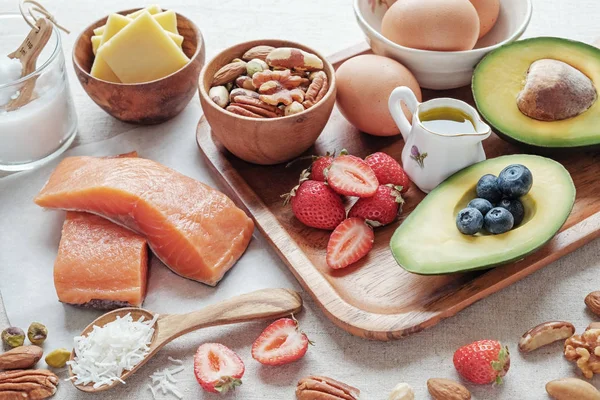 Arka plan ile farklı gıda, ketogenic diyet, düşük karbonhidrat, yüksek iyi yağ.