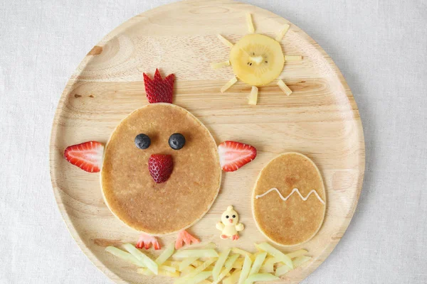 Paskalya yumurtası, horoz ve gözleme kahvaltı, çocuklar için eğlenceli Gıda Sanat piliç