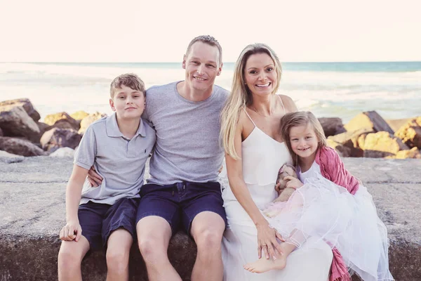 Dört sahilde, yumuşak seçici odak, mutlu aile tonlama