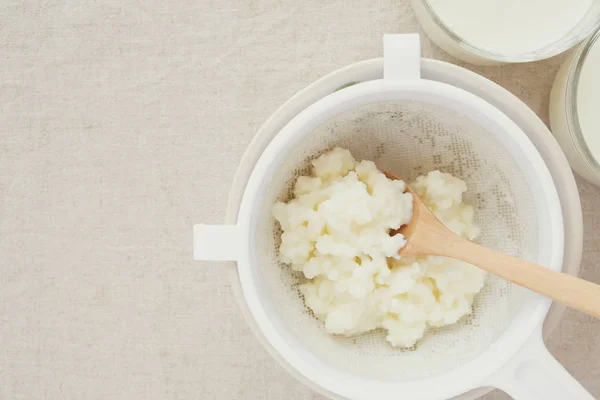 Bio Probiotische Milch Kefir Körner Tibetische Pilze Plastiksieb Und Kefir — Stockfoto