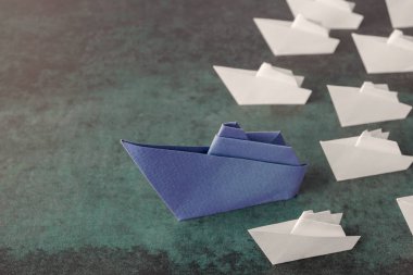 Origami kağıt gemiler, liderlik iş kavramı.