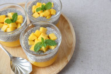 Ev yapımı Chia tohum puding ile mango, seçici odak, tonlama