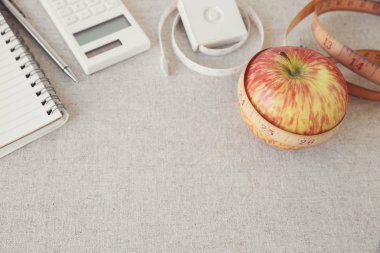Apple, mezura, diyet planı, kilo kaybı planı için defter ve hesap makinesi arka plan