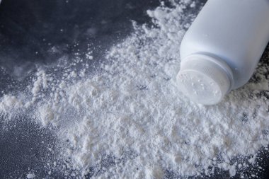 Siyah arka plan üzerine Talk pudrası